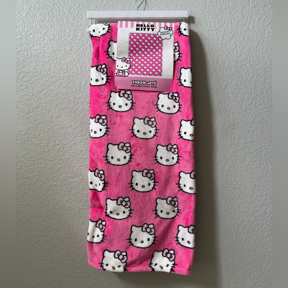 Hello Kitty Blanket NWT
Offers are accepted!